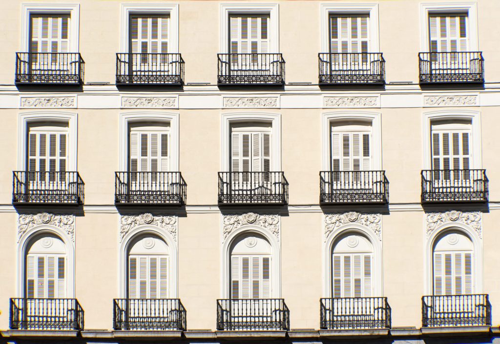 Fachada de edificio con balcones idénticos